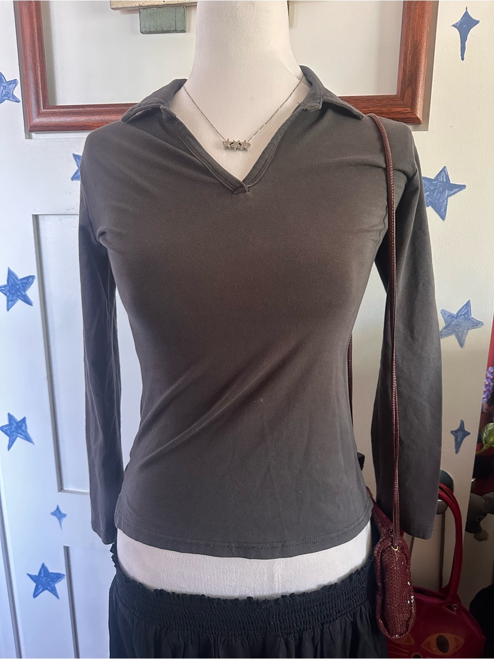 Classic Collared V-Neck Long Sleeve Slight-Crop Tee in Dark Gray